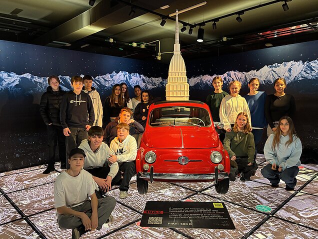 Schülerinnen und Schüler sind im Automuseum in Turin