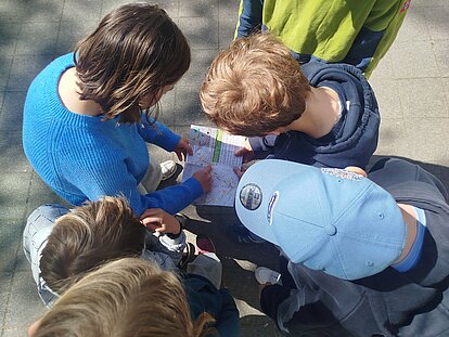 Schülerinnen und Schüler bei einer Escape-Rätseltour