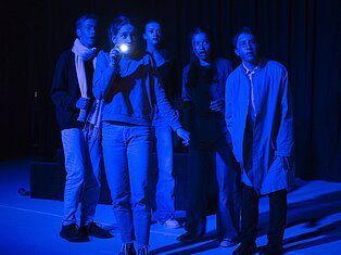 Schülerinnen und Schüler beim Theaterspiel