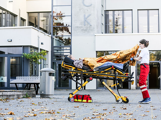 Schulsanitäterin verarztet Schülerin