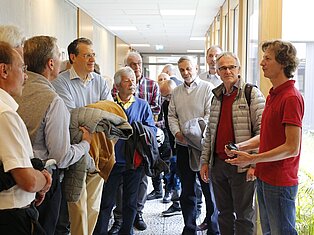 Rotteck-Alumni im Gespräch mit dem Vorsitzenden des Alumni-Vereins und Lehrer Bernd Schlabach