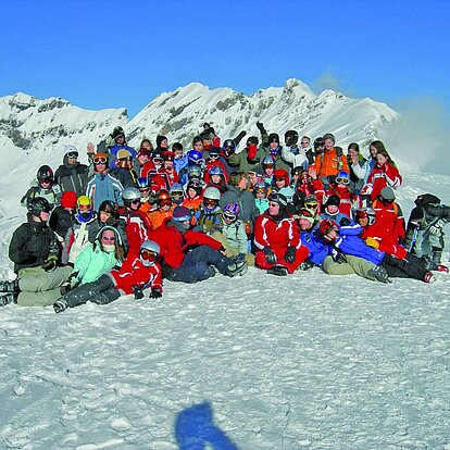 Schülerinnen und Schüler bei einem Ski-Ausflug im Schnee