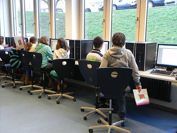 Schülerinnen und Schüler an PC-Arbeitsplätzen