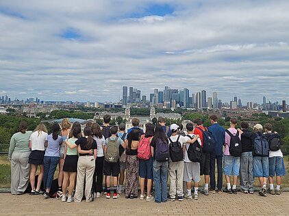 Schülerinnen und Schüler besuchen den Greenwich Park in London
