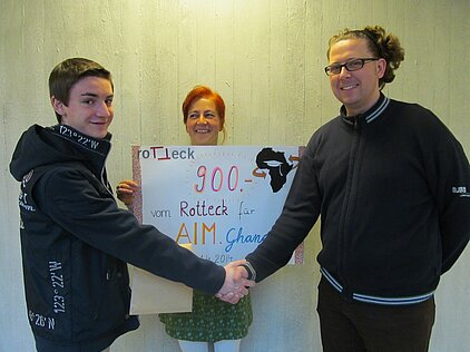 Überreichung einer Spende des Rotteck-Gymnasiums an den Verein African International Movement