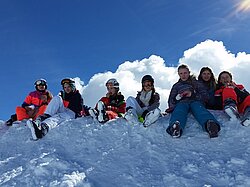 Schüler sitzen auf Schneeberg