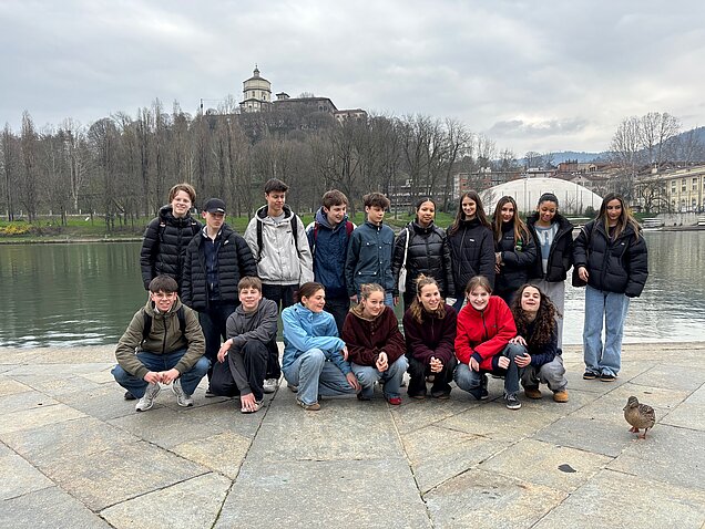 Schülerinnen und Schüler bei der Stadtrallye in Turin