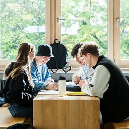 Schülerin und Schüler im Gespräch