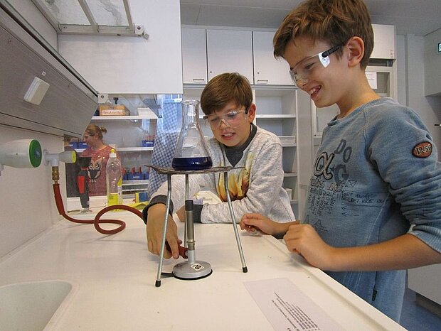 Schüler am Bunsenbrenner