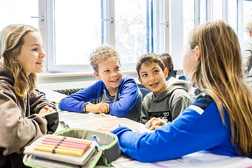Schülerinnen und Schüler beim gemeinsamen Lernen