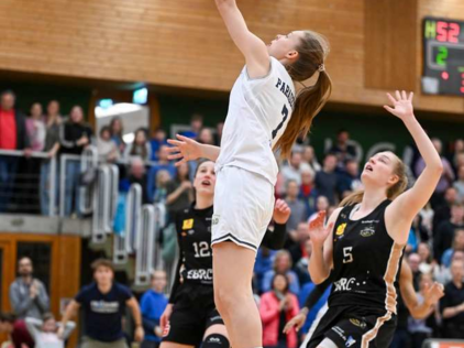 Basketballerinnen in einem Match