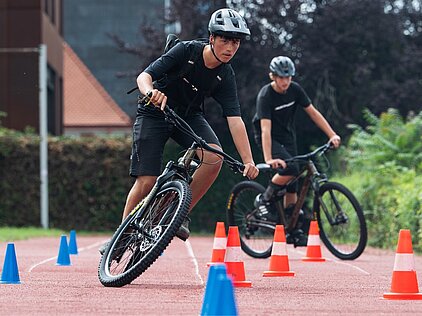 Schüler fahren Mountainbike