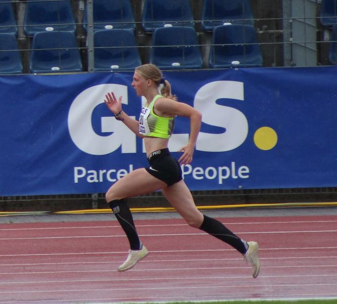 Luzie Nelting bei einer Leichtathletikübung