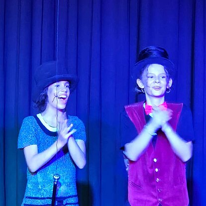 Schülerinnen spielen Theater
